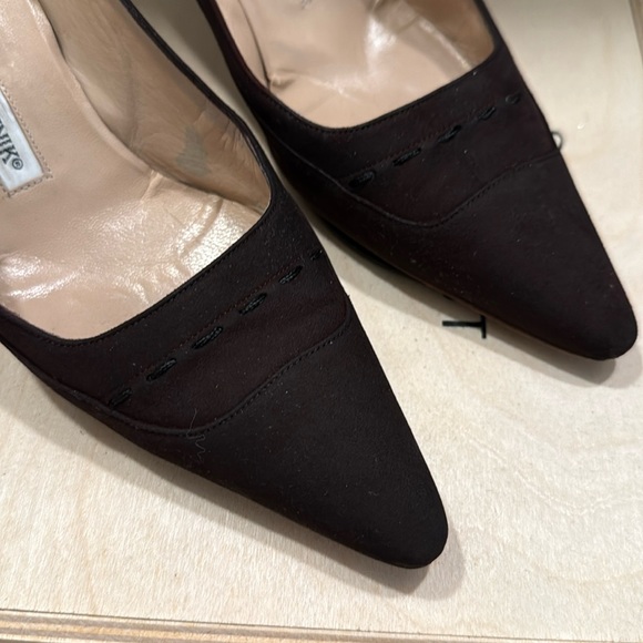 Manolo Blahnik Women's Pointed Toe Classic Pumps - Picture 2 of 6